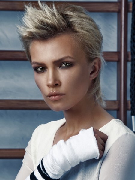Mullet-inspired hair that hugs the neck