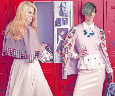 It-girl look with long blonde hair