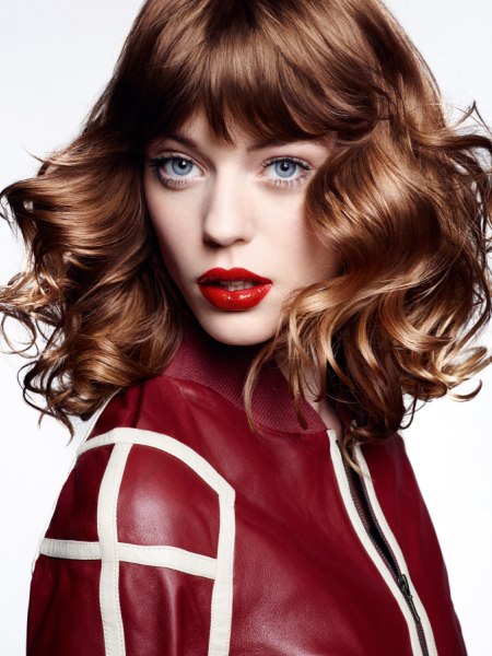 Shoulder-length hairstyle with big curls