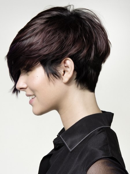 Sporty and comfortable pixie cut - Side view