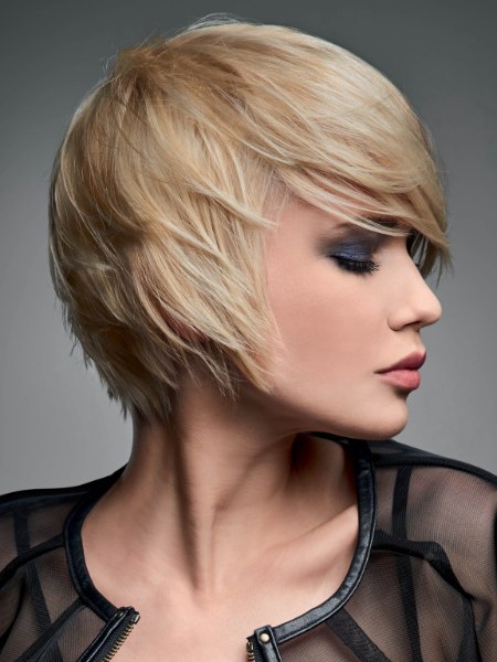 Short hairstyle with layers - Side view