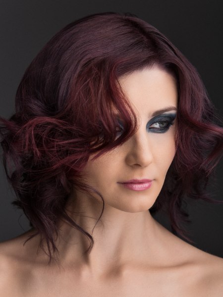 Elegant, above-the-shoulders haircut