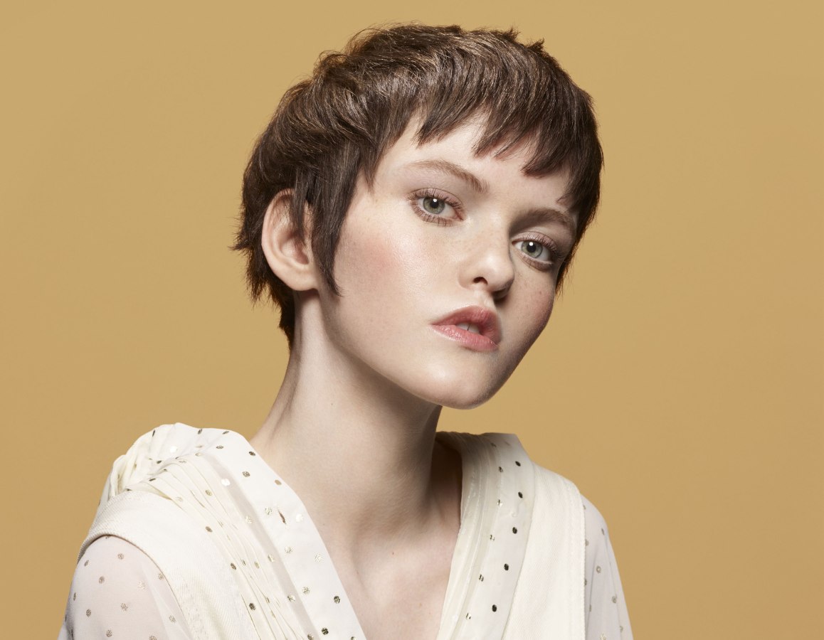 Short haircut with layering around the face