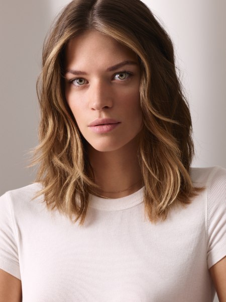 Long wavy bob with highlights