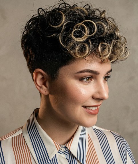 Hairstyle with shaved sides and curls