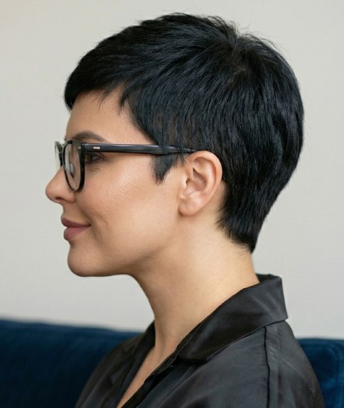 Short hair that is great to wear with glasses
