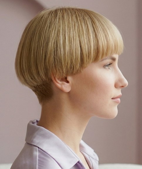 Bold yet fashionable blonde bowl cut