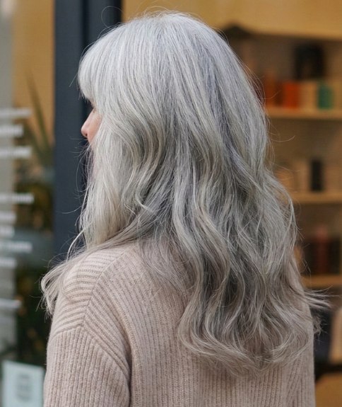 Woman with long and naturally wavy gray hair