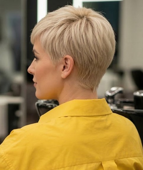 Practical blonde pixie cut