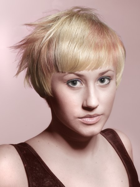Short hairstyle with two tones of hair color