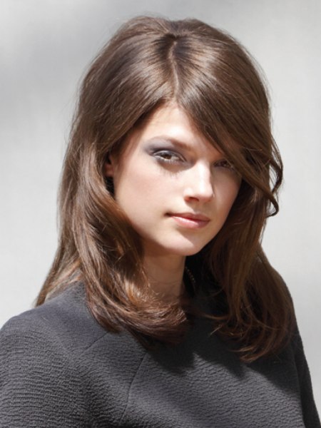 Shoulder length hairstyle with a sidepart and a little lift