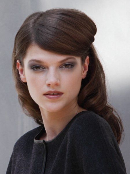 Long retro hair with a folded fringe