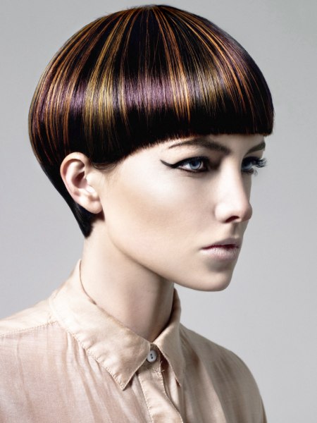 Short hair with a daring hair color pattern