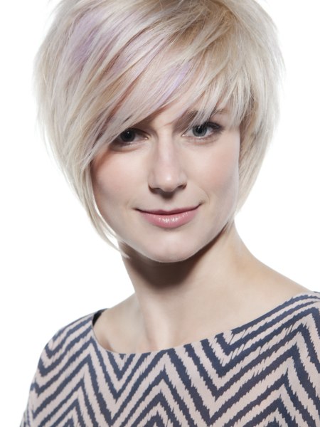 Face-hugging haircut for short blonde hair