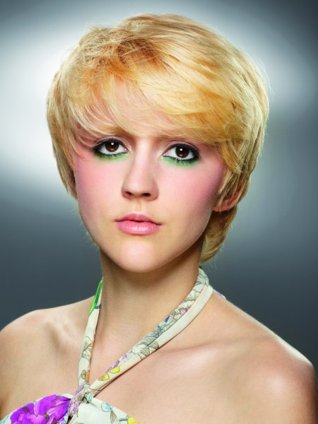 Head-hugging cut for short blonde hair