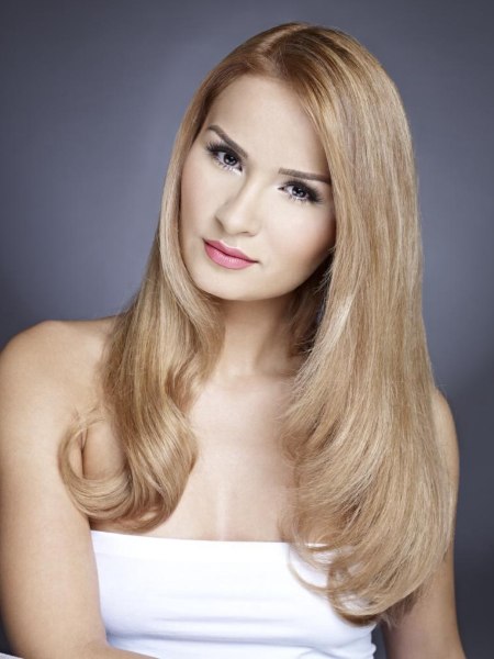 Tapered face-framing long blonde hair