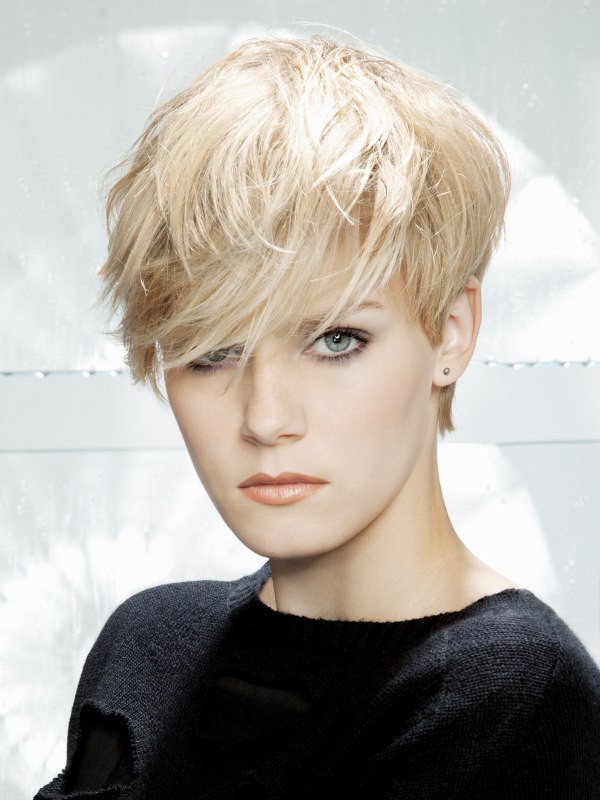 Trendy short blonde hairdo with a scupted fringe
