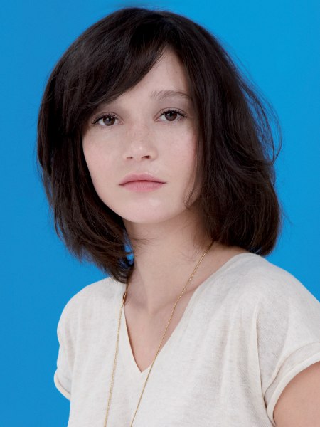 Shoulder-length haircut with long sweeping bangs