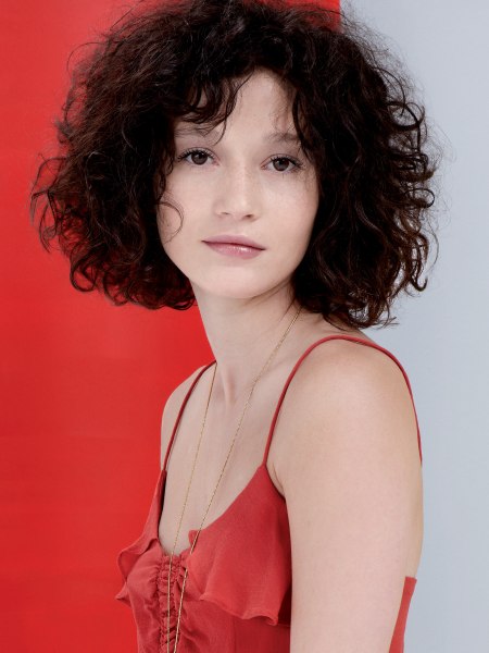 Carefree medium-length daytime hair look with curls