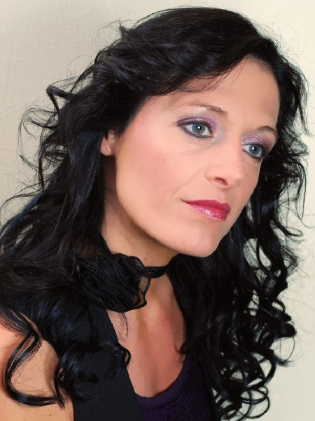 Black hair with curls and a side fringe