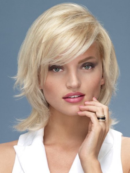 Medium-long blonde hair with volume and flipped sides