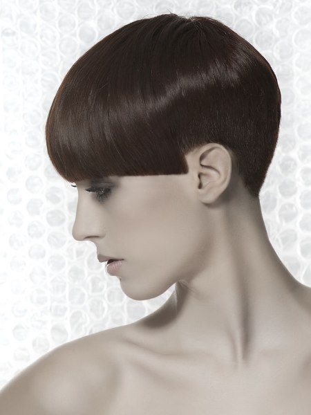 Short haircut with a steep neck - Side view