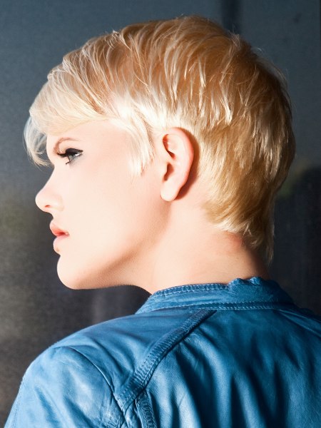 Short blonde hairstyle - Neck view