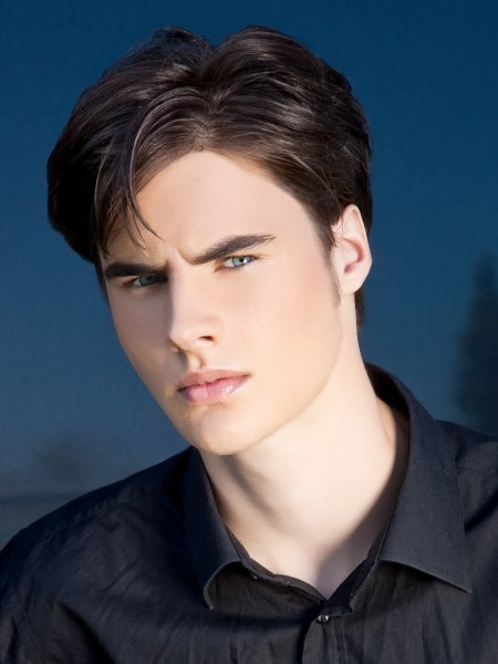Trendy hair with a short neck and ear-revealing sides for men