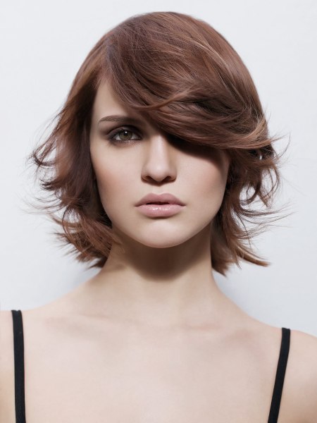 Trendy short hairstyle with a round shape and wispy ends