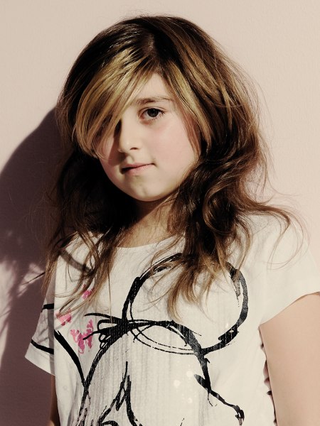 Long hairstyle for fashion-conscious young girls