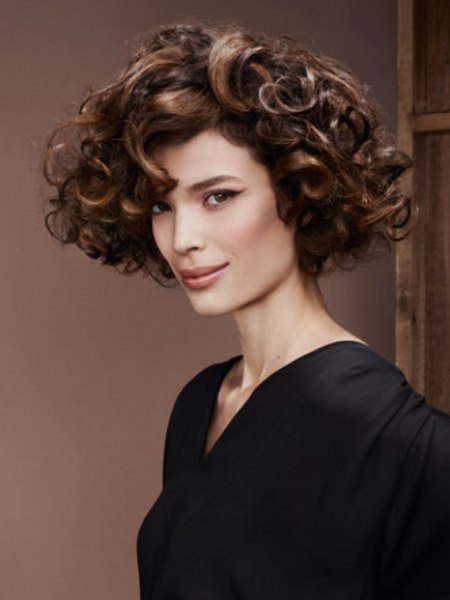 Short hairdo with curls in a warm shade of brown hair