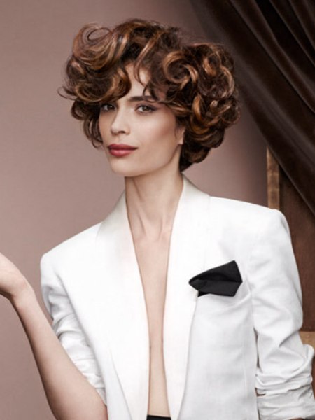 Short hair with thick curls and an angled cutting line in the neck