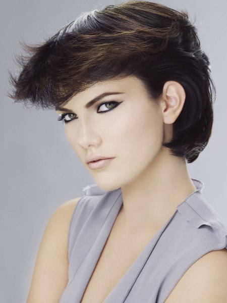 Short hair with a curled neck section for an 1980s look