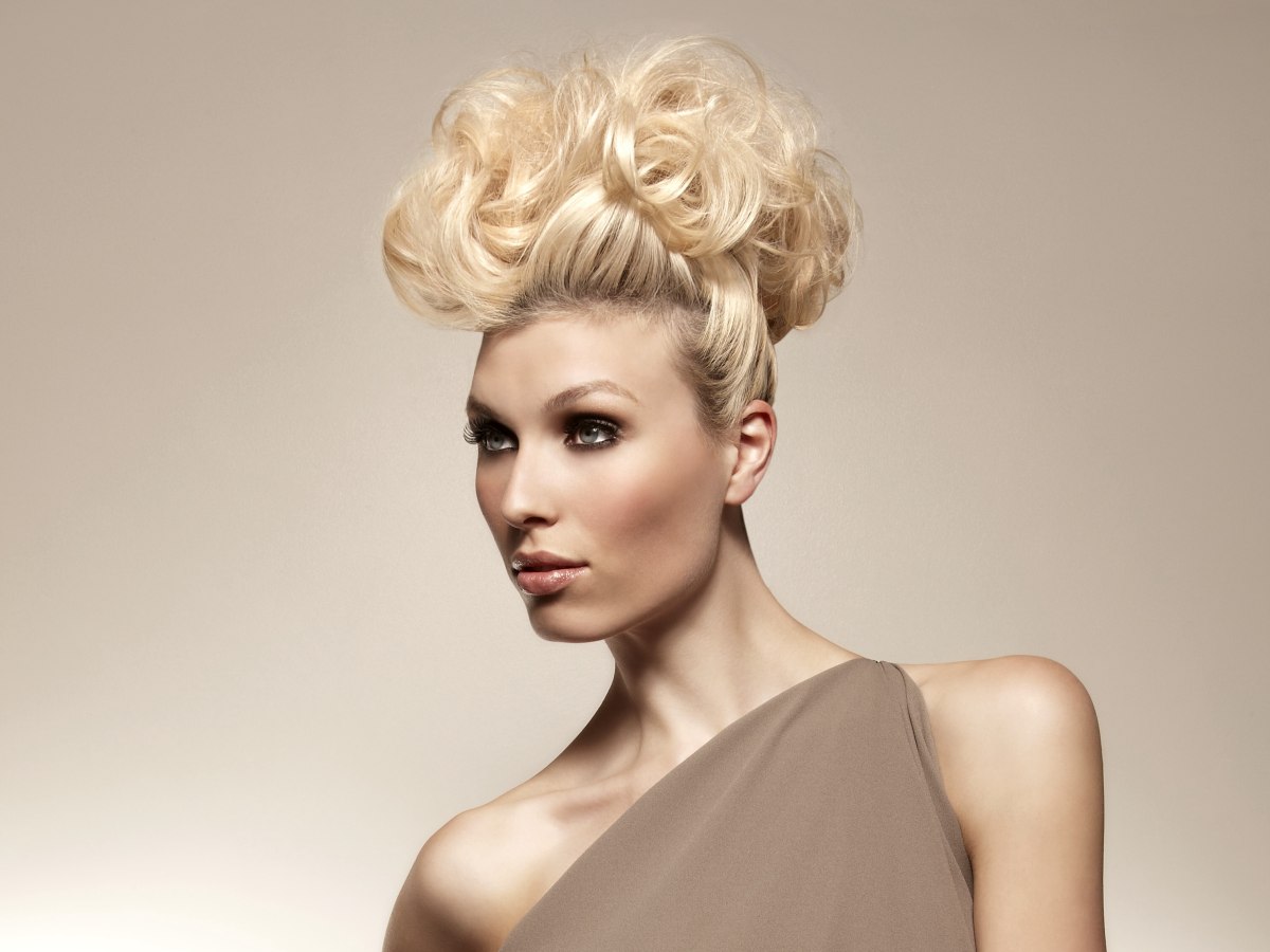 Blonde hair pulled back: 10 stunning hairstyles - wide 8