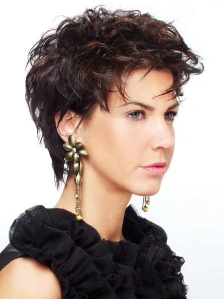 Sophisticated short hairstyle with scrunched short hair