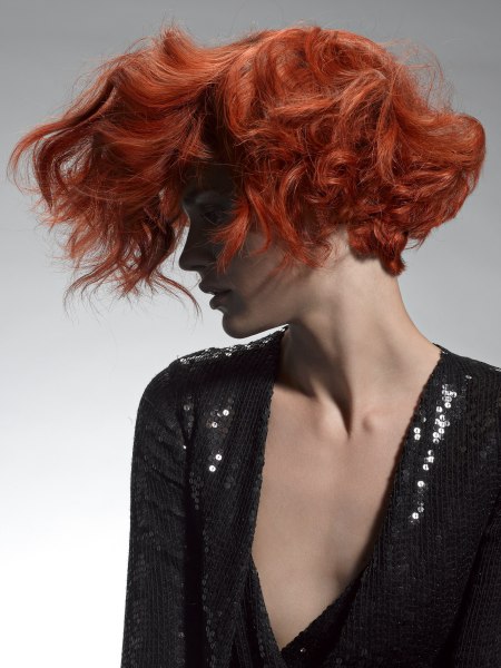 Short hairstyle with red tones and a giant fringe