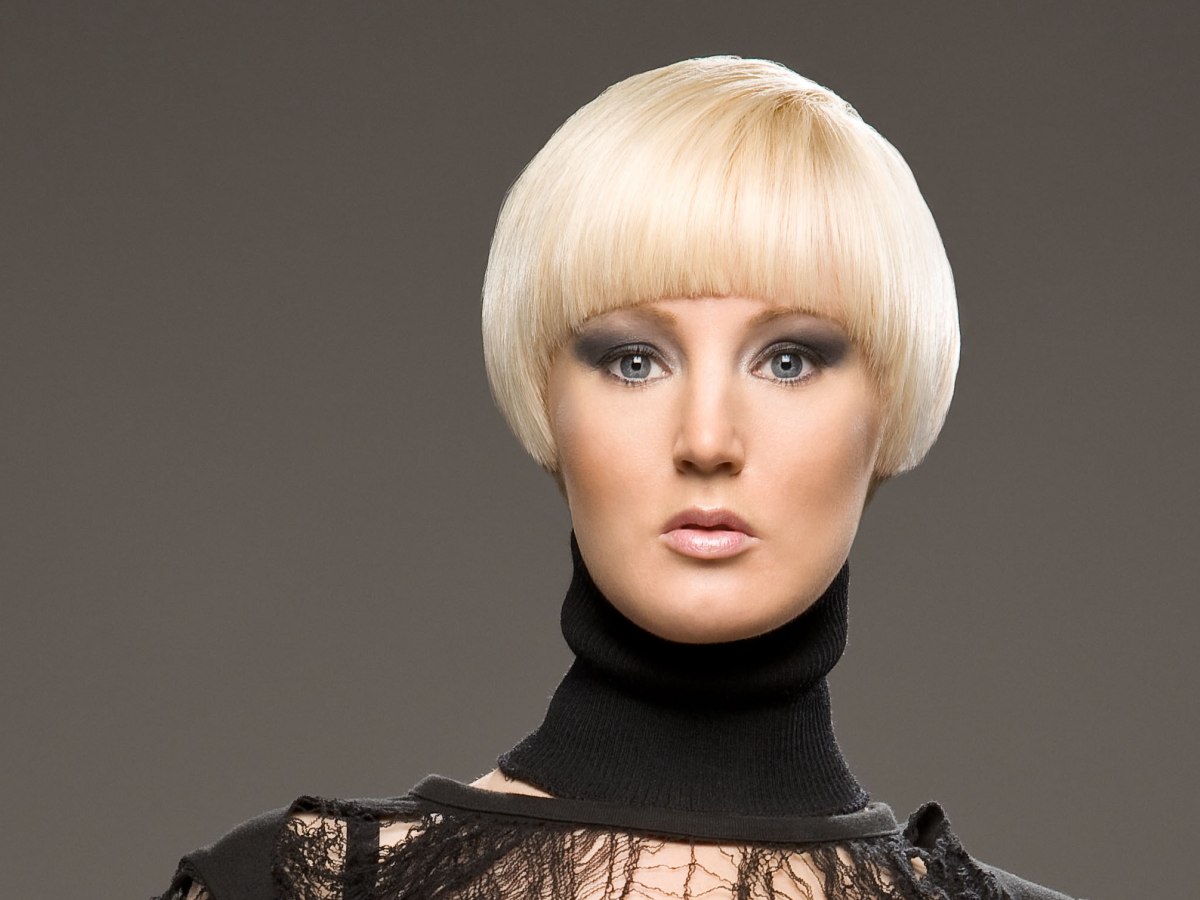 Short blonde haircut with a round shape and a fringe