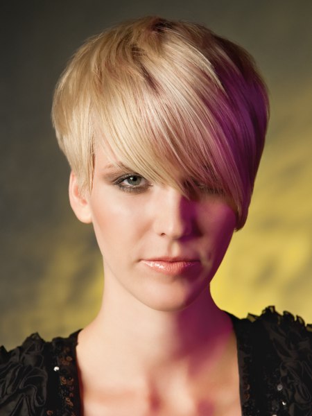 Short blonde hair with layering