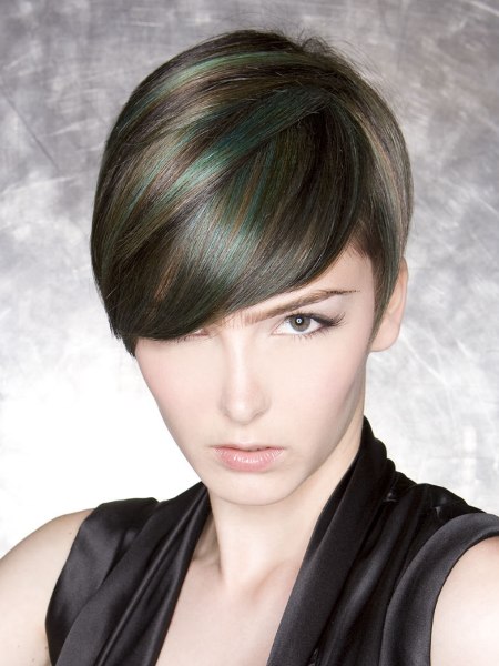 Masculine haircut with a short neck for women