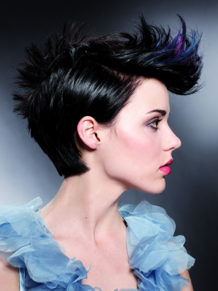 Short hairstyle with sleek sides and a curved fringe
