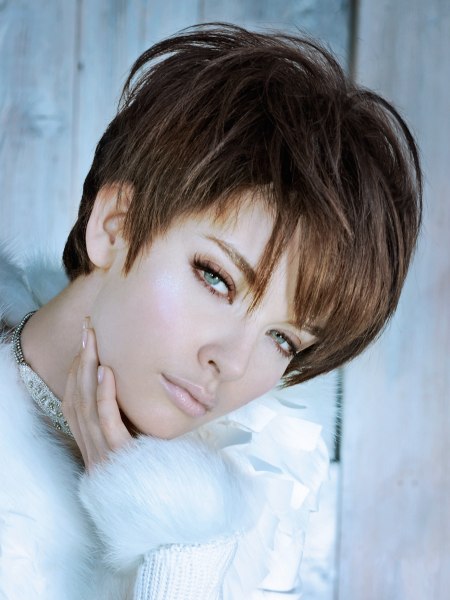 Sporty short pixie hairdo with high lift