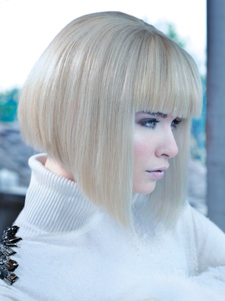 Blonde bob with angled cutting lines and blunt bangs