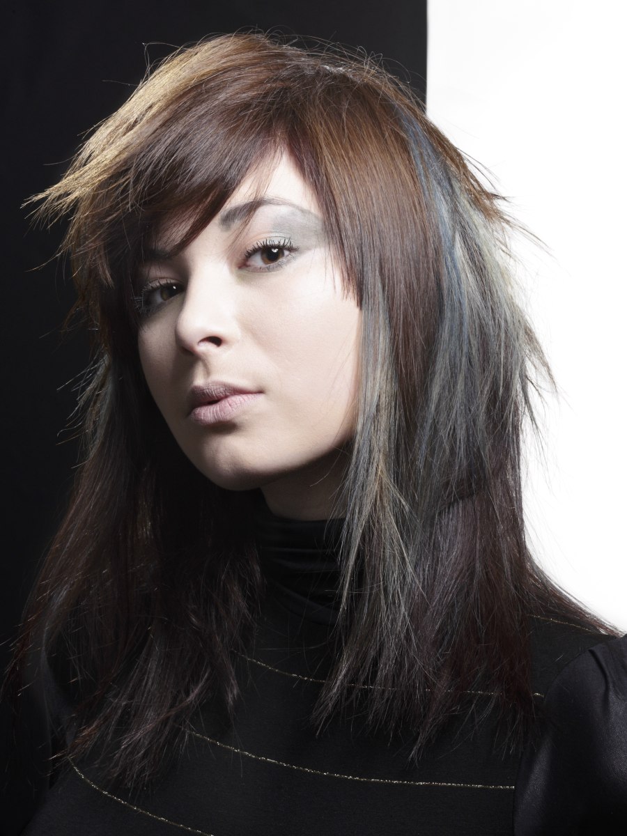 Hair with colored layers combining brown and charcoal 
