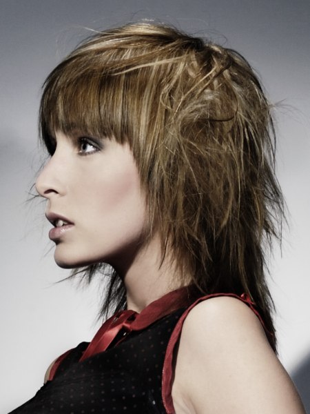 Mid-length hair with pointed strands - Side view