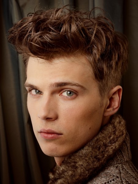 Men's hairstyle with short sides for natural curls