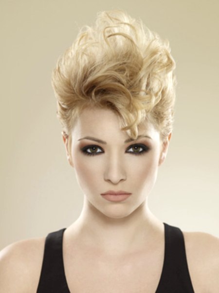 Flexible pixie hairstyle with tightly styled sides