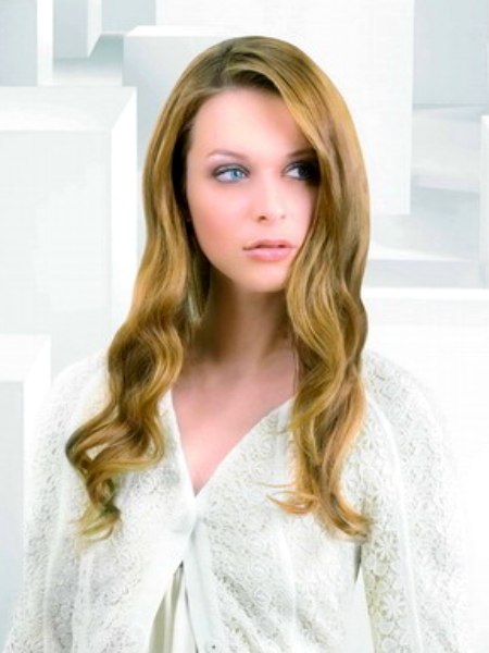 Long shiny blonde hair with large waves