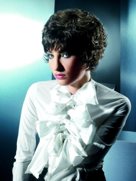 Easy-to-make short hairstyle with curls