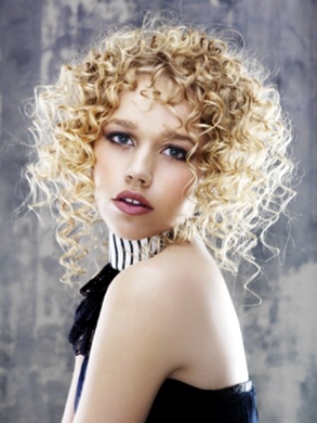 Medium-length hairstyle with blonde scrunched curls