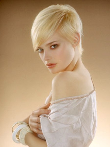 Short blonde haircut that partly covers the ears